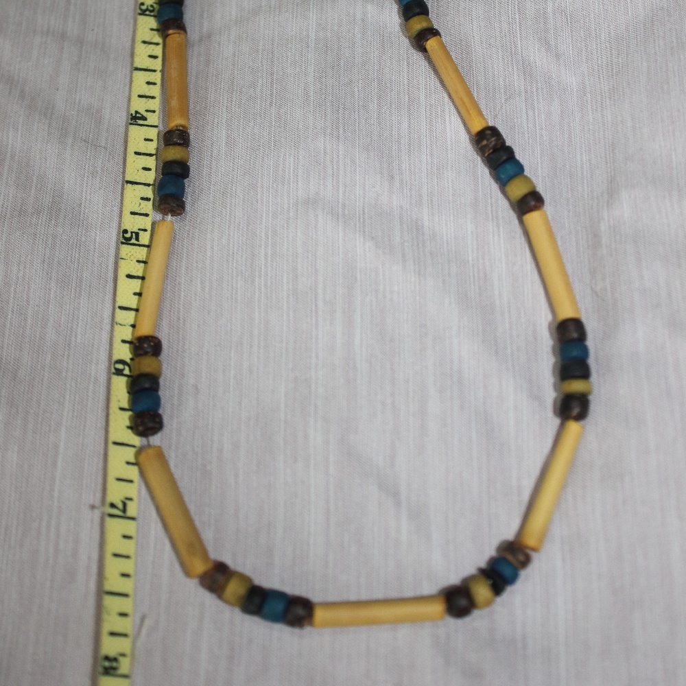 MULTI COLORED BEADED NECKLACE W/TWIST CLOSURE(7.5)